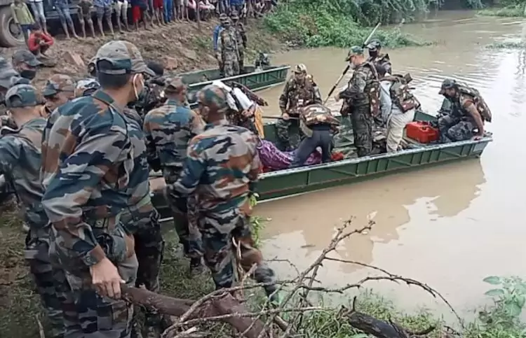 Army-helping in flood